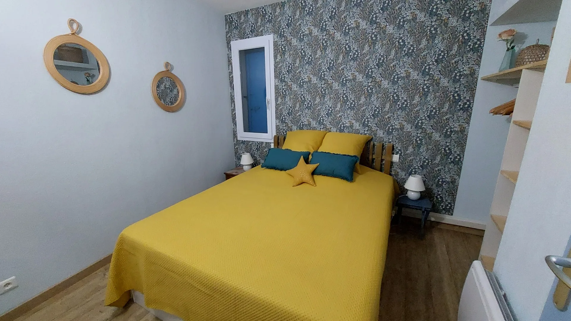 Blumiges Schlafzimmer, Doppelbett