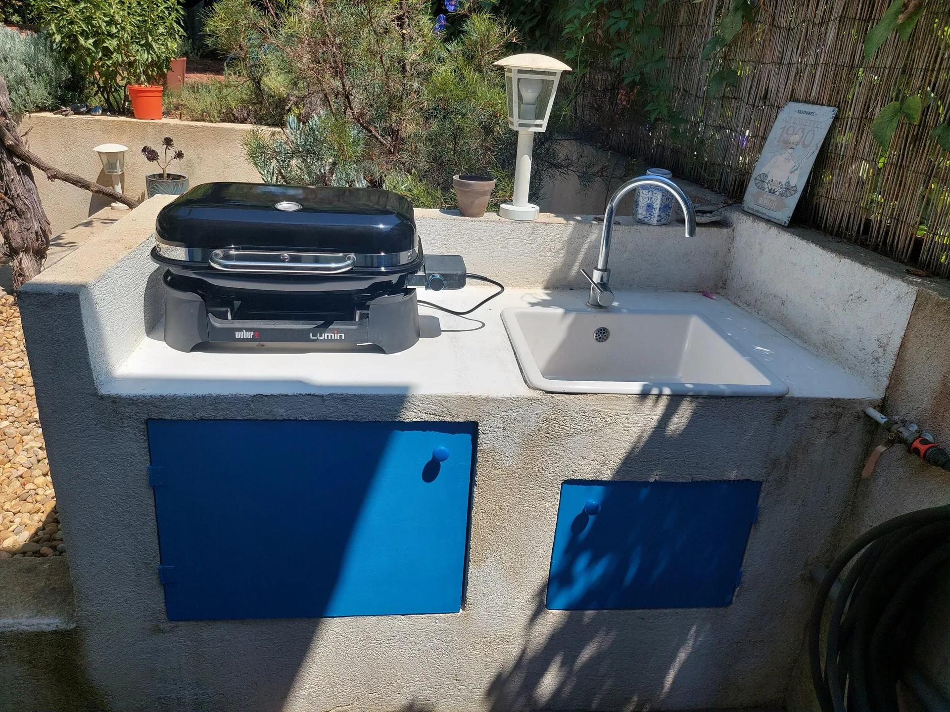 Sommerküche im Freien mit Grill und Spüle
