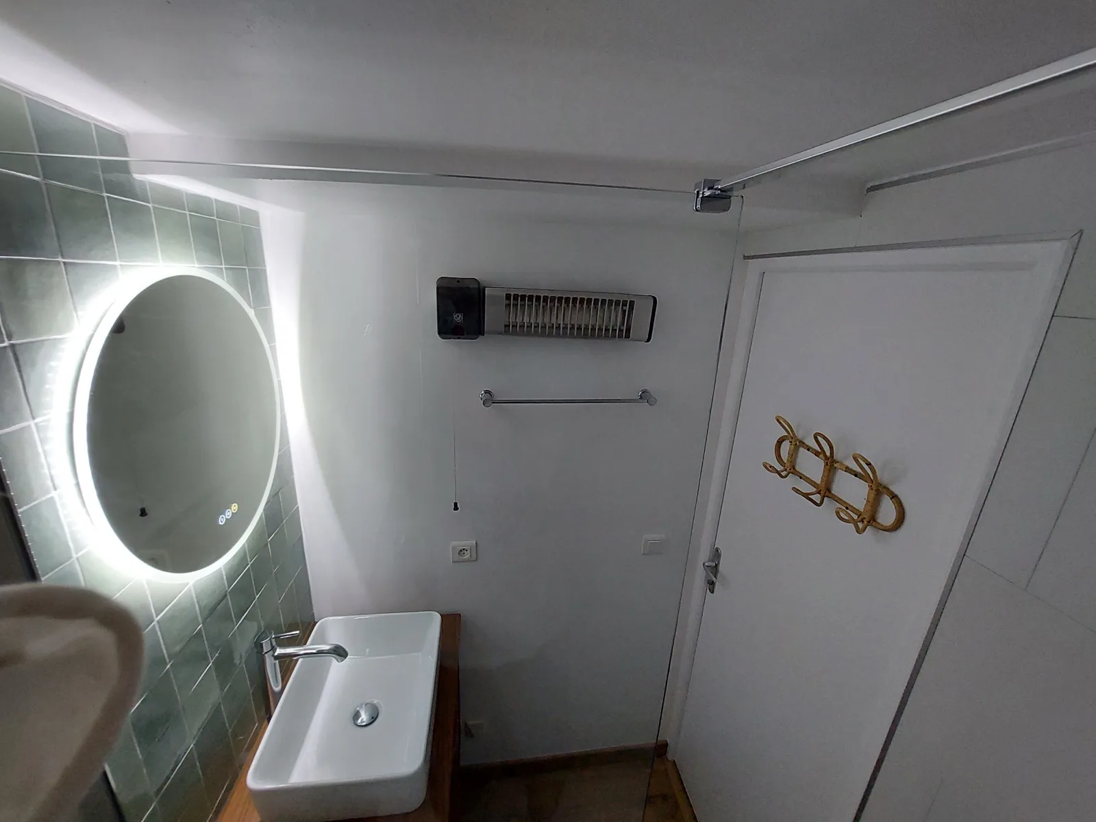 Duschbad mit Waschbecken, LED-Spiegel und ebenerdiger Dusche